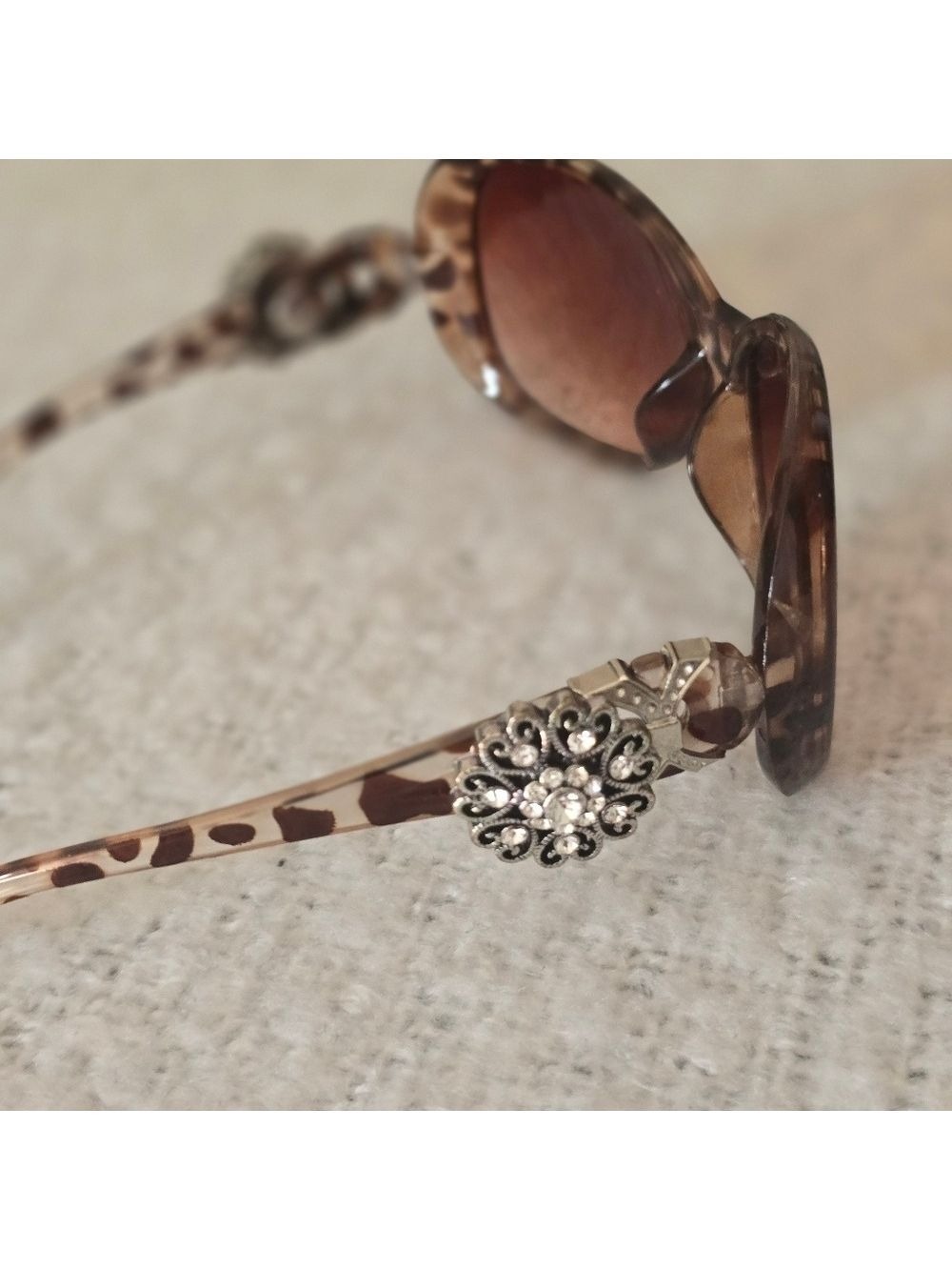 Tortoise sunglasses with rhinestones embellishment - Picture 4 of 5